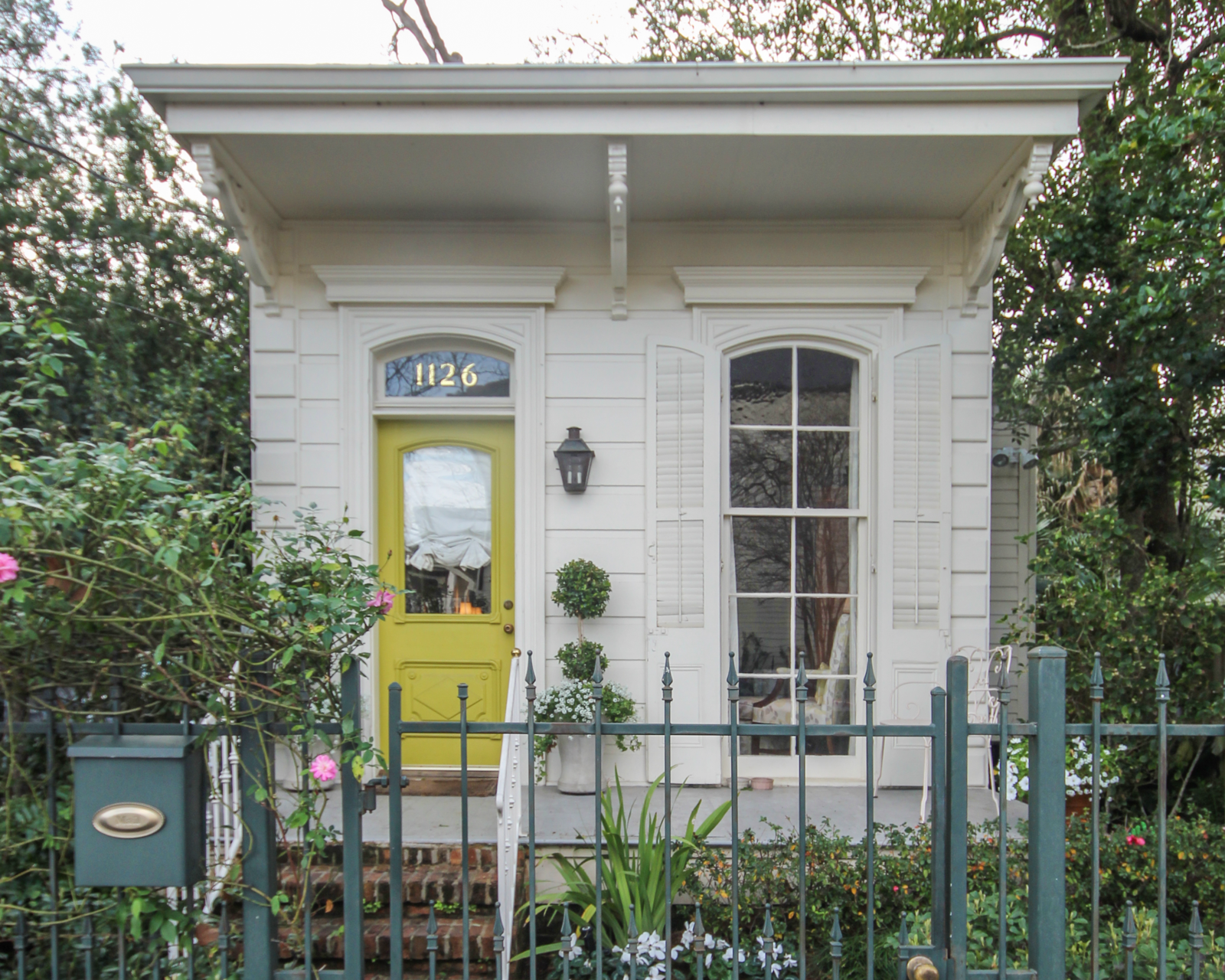 Historic renovation gives small-scale "single shotgun" house a spacious